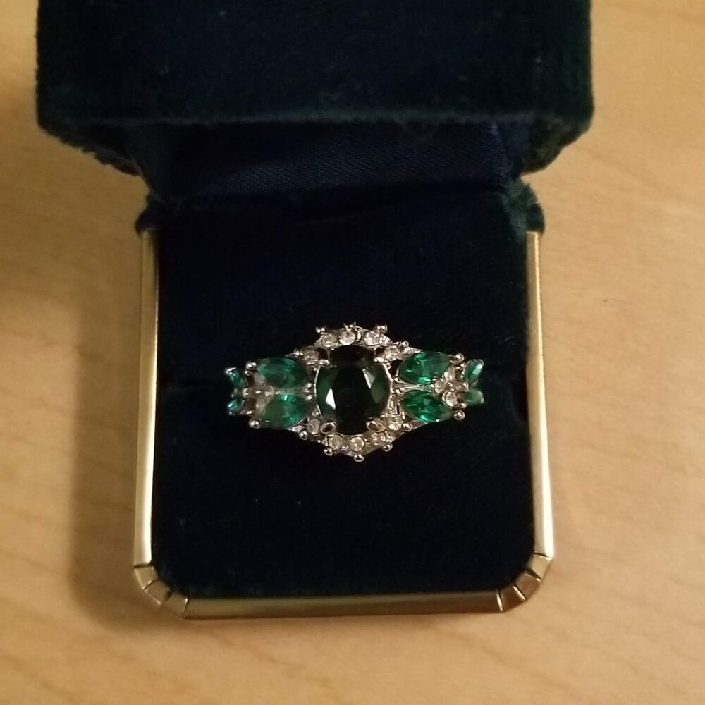 Beautiful green crystal cocktail ring, size 7.5, NWOT